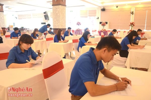 Các thí sinh trả lời câu hỏi phần thi hành trang bí thư chi đoàn.