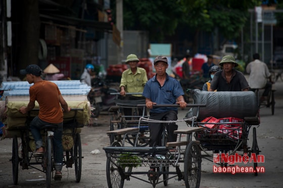 Ở thành phố Vinh, có khoảng gần 500 lao động trong nghề đạp xích lô chủ yếu tập trung ở chợ Vinh, chợ Ga, các chợ đầu mối và rải rác ở một số nơi khác.