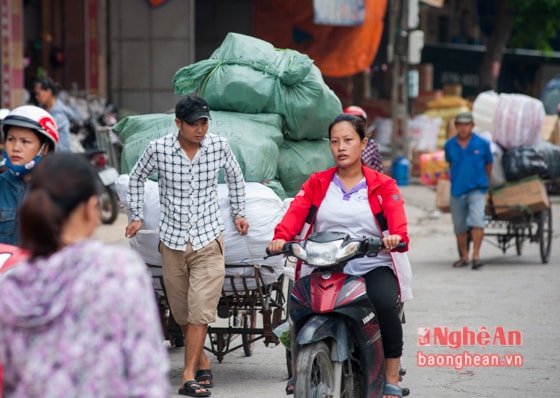 Cũng có một số người lập thành nhóm riêng và cùng làm việc với nhau, tiền công  được chia đều và việc cũng đều đặn hơn