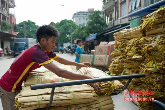  Ngoài ra, ở một số cửa hàng kinh doanh lớn, đều đặn thì họ thuê luôn một người đạp xe chở hàng theo tháng, và thường những người này là các thanh niên khỏe mạnh và nhanh nhẹn.