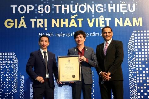 Tổng giám đốc Vinacafé Biên Hòa - Nguyễn Tân Kỷ (giữa) tại lễ vinh danh top 50 thương hiệu hàng đầu Việt Nam.