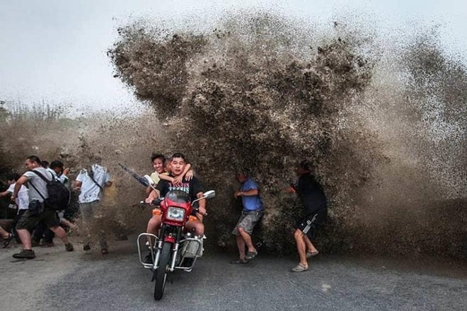 Do sông Tiền Đường chảy qua Hàng Châu ra biển có nhiều đoạn quanh co, thu hẹp đột ngột nên sóng biển bị dồn ép, tạo thành các cơn sóng cao nhiều mét, đánh vượt qua mặt kè. Trung thu là lúc thủy triều chịu ảnh hưởng lớn nhất từ sức hút của Mặt Trăng, tạo ra sóng lớn nhất trong năm. 