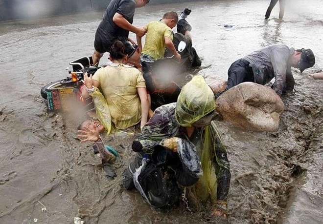 Chính quyền Trung Quốc năm nào cũng phải cảnh báo người dân chú ý giữ khoảng cách an toàn khi xem sóng trên sông Tiền Đường.