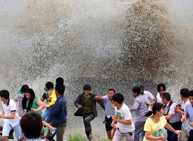 Thị trấn Nam Dương trên vịnh Hàng Châu cũng là nơi thu hút đông đảo dân Trung Quốc và khách du lịch đến xem các con sóng 