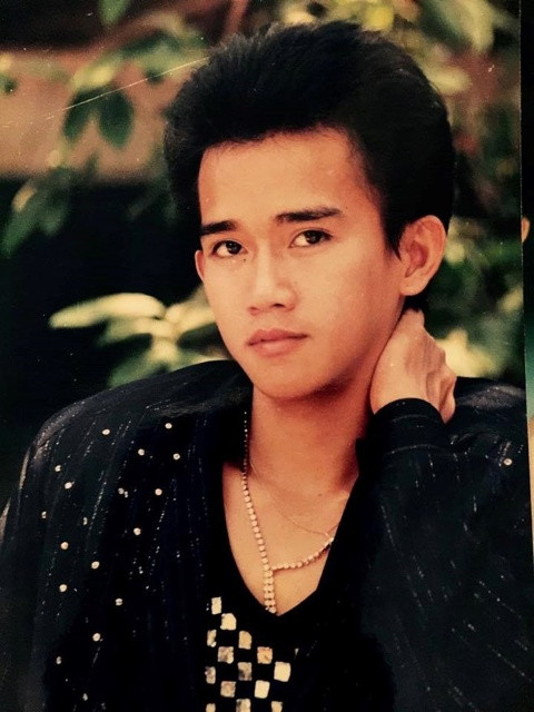 Minh Thuận sinh ra và lớn lên ở TP.HCM. Đa số người thân của Minh Thuận đều sang Mỹ định cư nhưng anh chọn cuộc sống ở lại quê hương. Khởi nghiệp từ năm 1984, chàng thanh niên 15, 16 tuổi ngày ấy có gương mặt thư sinh, vóc dáng nhỏ nhắn. 