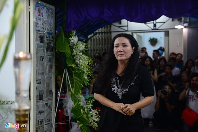 Nghệ sĩ Ngân Quỳnh đến viếng Minh Thuận khá muộn. Cô thân với nam ca sĩ hơn sau khi tham gia Gương mặt thân quen 2014 - năm anh đạt giải Á quân. Nữ diễn viên khóc nức nở khi đứng trước linh cữu anh.