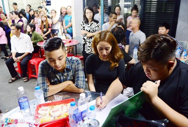 Phan Hiển và Khánh Thi có mặt tại nhà Minh Thuận lúc nửa đêm. Hai vợ chồng cô cùng ca sĩ Vương Khang để lại những lời chia buồn trong sổ tang.