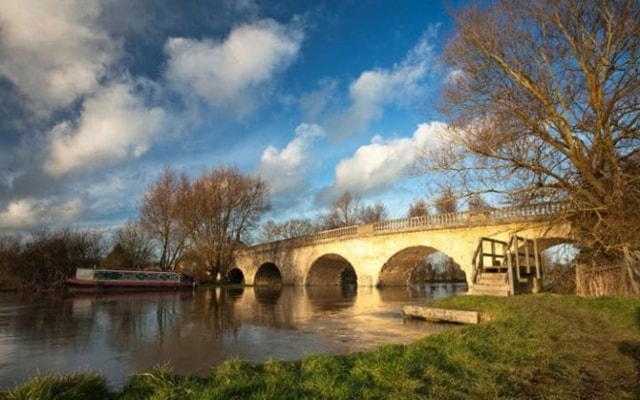 Cầu Swinford, Anh: Bắc ngang sông Thames ở Oxfordshire, cây cầu tuyệt đẹp này thuộc sở hữu tư nhân và các lái xe phải trả tiền (5 xu) để đi qua đây. Mỗi ngày có khoảng 10.000 người đi qua Swinford. 