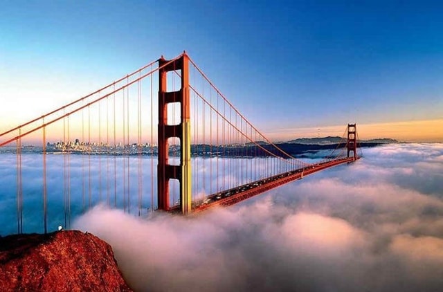 Cầu Golden Gate, Mỹ: Cây cầu treo biểu tượng này đã xuất hiện trong vô số phim của Mỹ. Golden Gate là cây cầu được chụp ảnh nhiều nhất thế giới, và là một trong các kỳ quan của thế giới hiện đại do Hội kỹ sư dân dụng Mỹ bình chọn. 