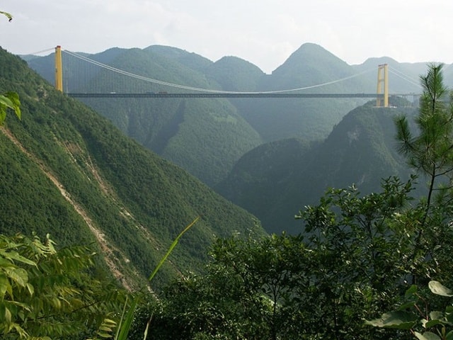 Cầu Sidu, Trung Quốc: Bắc qua thung lũng sâu 500 m ở tỉnh Hồ Bắc, cầu sông Sidu là cây cầu nằm ở độ cao lớn nhất thế giới, thông xe từ năm 2009. 