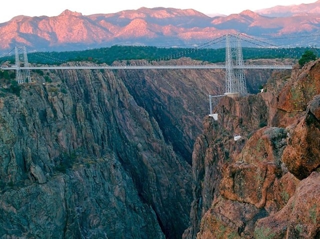 Cầu Royal Gorge, Mỹ: Là cầu treo nằm ở độ cao lớn nhất Mỹ, Royal Gorge bắc qua hẻm núi sâu 91 m ở Colorado và cho du khách chiêm ngưỡng dòng sông Arkansas hùng vĩ. Khai trương năm 1929, cây cầu không chỉ phục vụ giao thông mà còn trở thành điểm tham quan hút khách. 