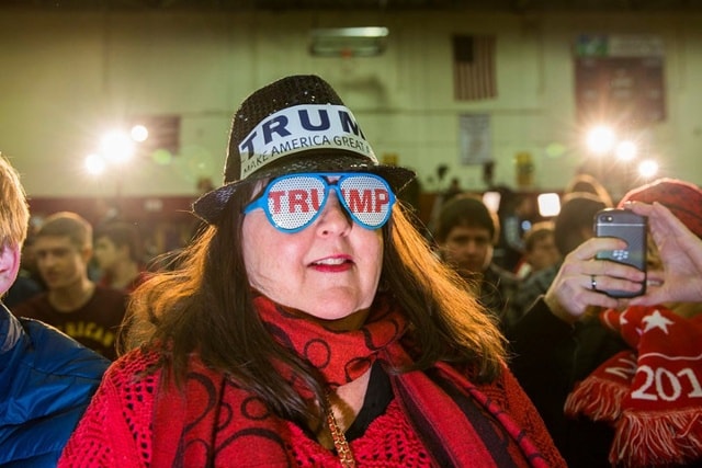 Một người ủng hộ với đôi kính ghi tên ông Trump ở Concord, New Hampshire. (Ảnh: The Guardian)