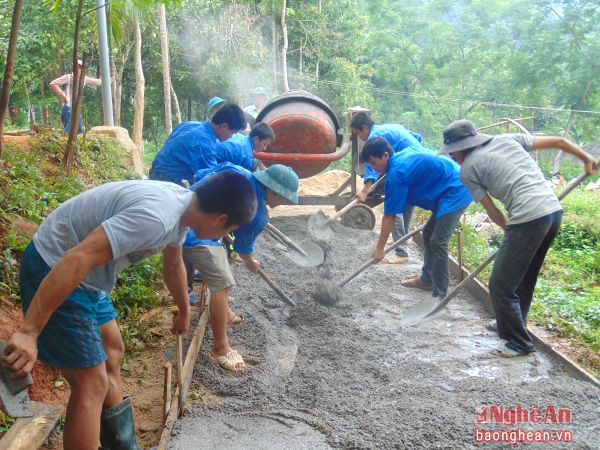 a7 Đoàn viên, thanh niên huyện đoàn Quế Phong tham gia làm đường, xây dựng nông mới. Ảnh: Phương Chi