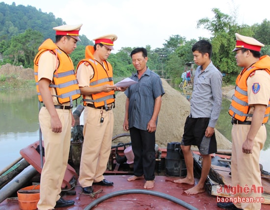 Cán bộ, chiến sỹ Công an tỉnh kiểm tra việc khai thác cát sỏi trên sông