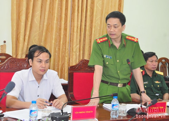 Đại diện lãnh đạo Công an tỉnh báo cáo tiến độ giải quyết một số vụ việc theo chỉ đạo của Thường trực Tỉnh ủy