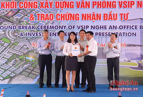 Tổng Công ty Bưu điện Việt Nam nhận giấy chứng nhận đầu tư vào Khu công nghiệp VSIP Nghệ An.