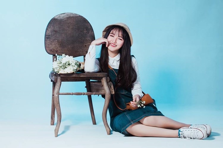 Thỉnh thoảng Xuân Mai mới được chụp những bộ ảnh với trang phục đúng với độ tuổi của mình. Điều này khiến cô nàng rất thích thú... và dĩ nhiên, tâm điểm trong những bức ảnh bắt mắt này vẫn là một nụ cười mà theo nhiều dân mạng nhận xét thì nó có thể làm thay đổi tâm trạng người đối diện, có thể khiến người từ buồn chuyển sang vui ngay lập tức.