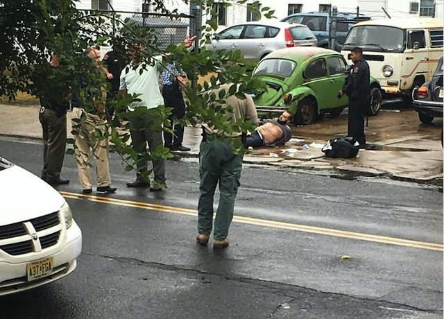 Nghi can Ahmad Rahami bị bắt giữ sau cuộc đụng độ với cảnh sát tại Linden, New Jersey. Ảnh: Pix11