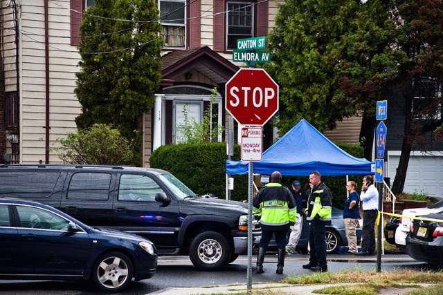 Các nhà điều tra tại thành phố Elizabeth, bang New Jersey gần nơi ở của nghi can Ahmad Khan Rahami. Ảnh: NY Times.
