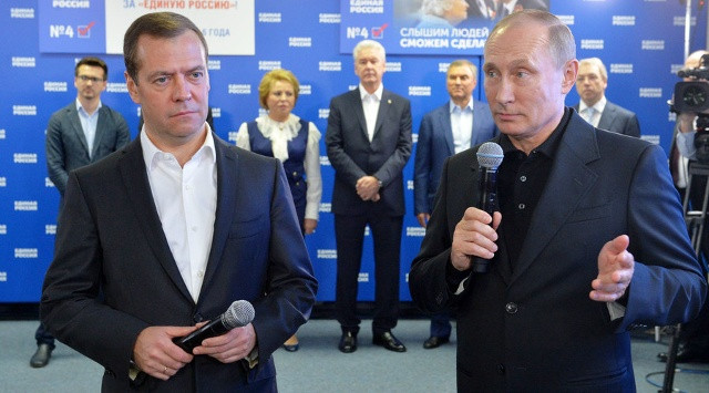 Từ phải sang: Tổng thống Nga Vladimir Putin và Thủ tướng Nga cũng là Chủ tịch đảng Nước Nga thống nhất Dmitry Medvedev tại trụ sở chiến dịch tranh cử của đảng hôm 18/9/2016 (Nguồn: Sputnik)