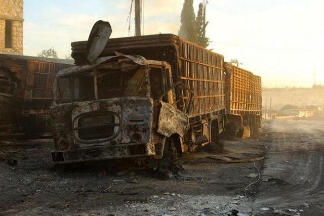 Xe chở hàng cứu trợ bị tấn công tại thị trấn Urem al-Kubra, phía Tây thành phố Aleppo, Syria. Ảnh: Reuters. 