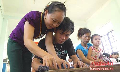 Chị Lục Thị Hoa dạy chữ cho học viên.