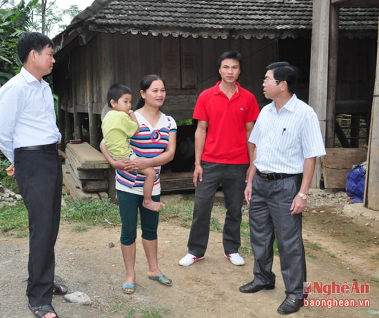 Lãnh đạo huyện Quỳ Châu trao đổi, động viên  hộ nghèo tại xã Châu Nga vươn lên thoát nghèo