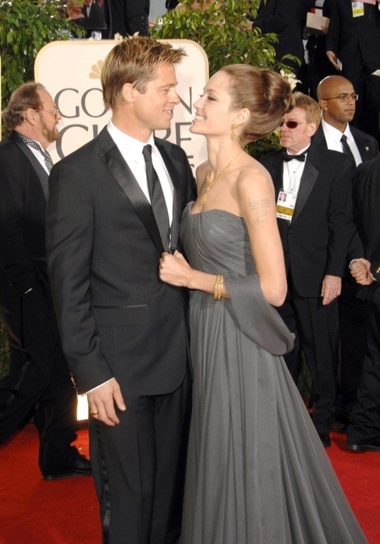 Angelina Jolie và Brad Pitt đầy say đắm trên thảm đỏ liên hoan phim Quả cầu vàng 64, tháng 1/2007.