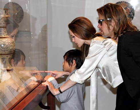 Tháng 4/2012, Angelina Jolie xuất hiện với chiếc nhẫn đính hôn trên tay.