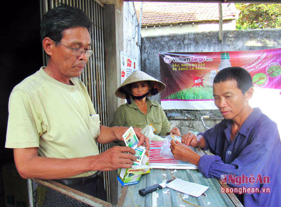 Người dân đến mua thuốc BVTV tại một cơ sở buôn bán thuốc BVTV trên địa bàn huyện Nam Đàn