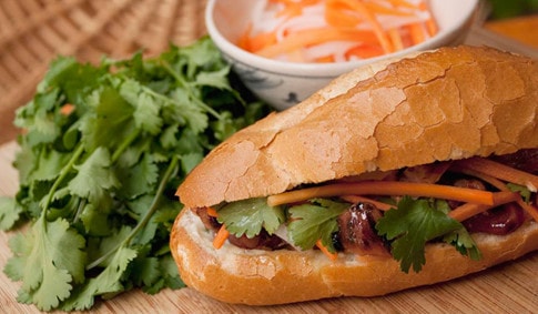 Bánh mì kẹp thịt , món ăn quen thuộc của người Việt