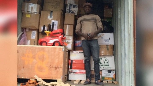 Manu và hàng viện trợ từ Canada gửi về Ghana.