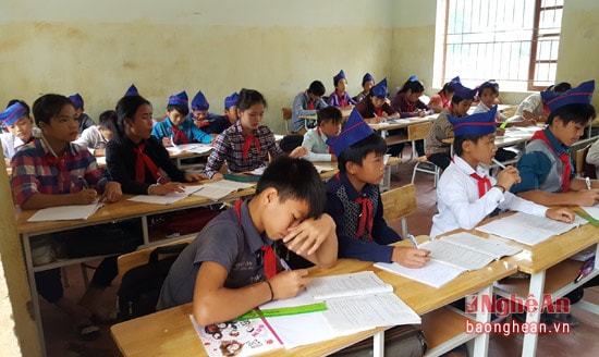 Các em học sinh của trường THCS Yên Tĩnh đã bắt đầu học trở lại sau 1 tuần phải nghỉ vì mưa lũ.