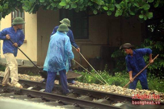 Dưới những cơn mưa chưa dứt, những người công nhân làm việc trên tuyến đường sắt trên cao tuyến Cát Linh-Hà Đông vẫn phải hối hả làm việc