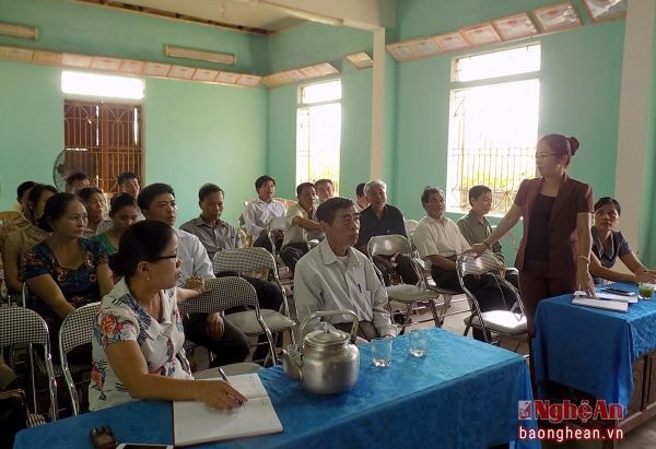 Bí thư Huyện ủy Quỳ Hợp Võ Thị Minh Sinh sinh hoạt với chi bộ bản Pạn, xã Châu Lý (Quỳ Hợp). Ảnh: Thu Hường 