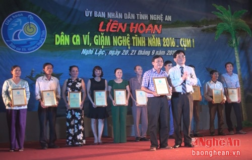 Ban tổ chức trao thưởng cho các CLB đoạt giải