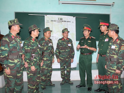 Thiếu tướng Nguyễn Tân Cương – Tư lệnh Quân khu 4 trao đổi kinh nghiệm với các đội tham gia Thi diễn tập CH-CQ Trung đoàn bộ binh đủ quân, Lữ đoàn binh chủng năm 2016.