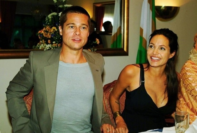Nụ cười rạng rỡ của Angelina Jolie bên Brad Pitt được tờ Tân Hoa Xã miêu tả: