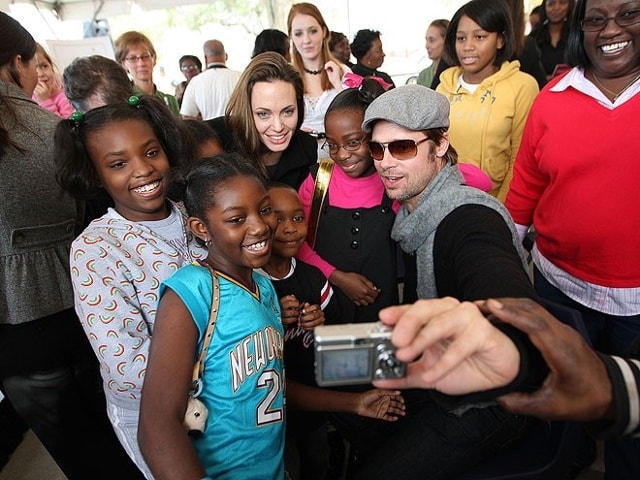 People miêu tả quyền lực của Brad - Angelina là tượng đài khó phá vỡ tại Hollywood. Họ bên nhau trong những dự án phim khi cô là diễn viên còn anh đảm nhận vai trò sản xuất, cùng chăm sóc con cái và tham gia các hoạt động từ thiện. Thông tin Brad và Angelina ly hôn khiến nhiều người tiếc nuối, truyền thông bất ngờ. Tờ Sina của Trung Quốc gọi đây là