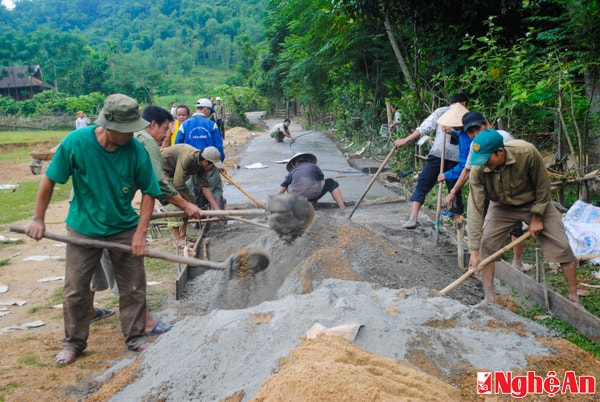 Làm đường giao thông ở bản Liên Đình, xã chi Khê, huyện Con Cuông. Ảnh tư liệu: Xuân Hoàng