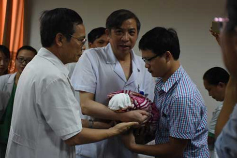 Anh Trần Mạnh Hà đón con trai về với gia đình.