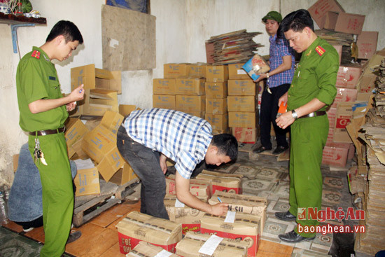 Cảnh sát môi trường Công an tỉnh bắt quả tang đối tượng ở Phường hà Huy tập (TP Vinh) sản xuất quẩy vaanjc huyển 792 chai dấm gạo không có thủ tục giấy tờ