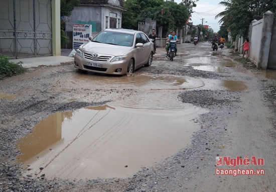 Tuyến đường xuống cấp nghiêm trọng, gây khó khăn cho phương tiện qua lại. (Ảnh chụp ngày 9/7)