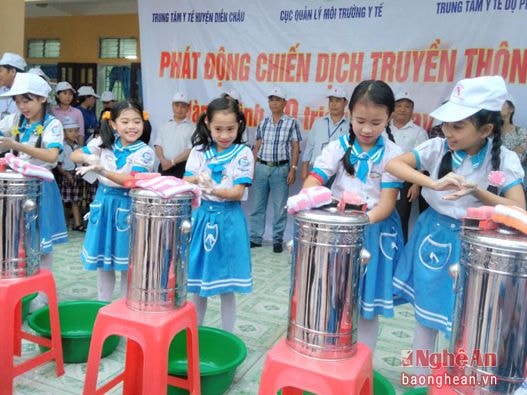 Các em học sinh thực hành mẫu rửa tay với xà phòng.