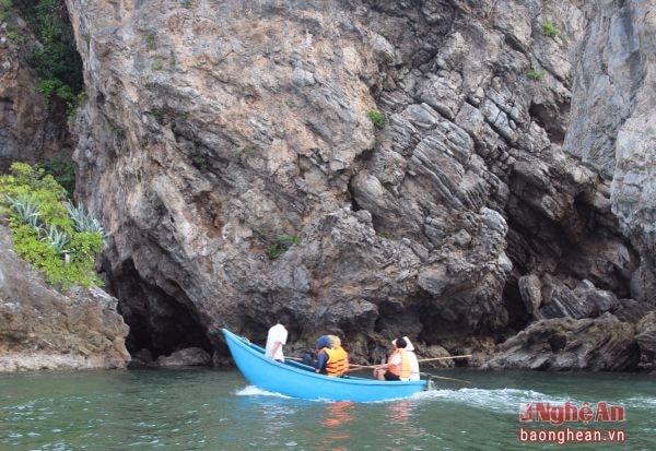 Du khách thưởng ngoạn vẽ đẹp quanh khu vực Hang Rồng (Quỳnh Nghĩa – Quỳnh Lưu). 