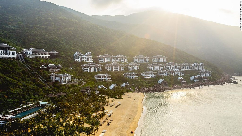 InterContinental Danang Sun Peninsula (Đà Nẵng, Việt Nam): Mọi góc của khu nghỉ dưỡng hạng sang này đều đáng để chụp ảnh, từ nhà hàng nhô ra trên vách núi tới bể bơi vô cực nhìn ra resort và bán đảo Sơn Trà. 