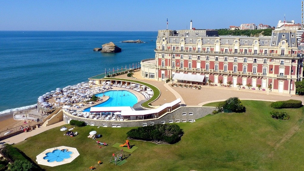 Palais (Biarritz, Pháp): Được Napoleon III xây tặng vợ - Hoàng hậu Eugénie - vào năm 1855, khách sạn này vẫn giữ được vẻ lộng lẫy của thời xưa qua nội thất sang trọng, với đá cẩm thạch, đèn trần pha lê, các tấm vải thêu cổ tuyệt đẹp. 