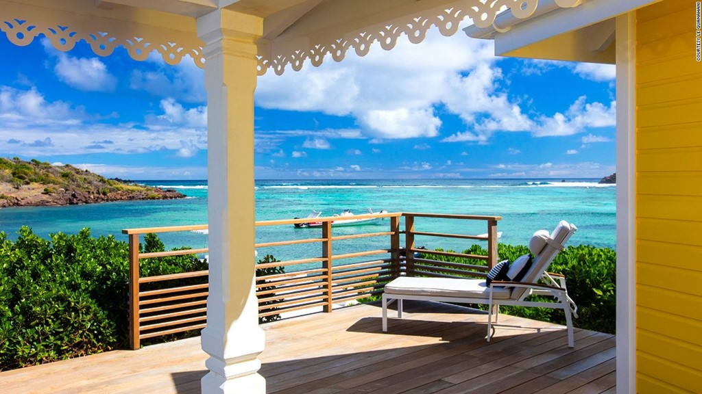 Le Guanahani (Saint-Barthélemy): Là một trong những resort nổi tiếng của St. Barth, mới đây Le Guanahani đã được cải tạo và nâng cấp với chi phí 40 triệu USD. Khu nghỉ dưỡng này có 2 bể bơi, 2 bãi biển cát trắng và một phá nước có rạn san hô được bảo vệ. 