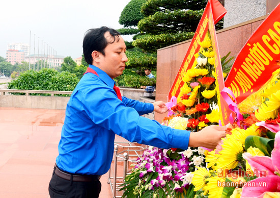 Đồng chí Nguyễn Thanh Hà - Bí thư Đoàn Khối CCQ tỉnh dâng hoa tưởng niệm Chủ tịch Hồ Chí Minh.