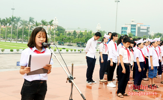 Em Bạch Chi đại diện con ngoan- trò giỏi Khối CCQ tỉnh báo công với Bác.